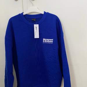 Superfin blå sweatshirt med tryck från Gina tricot. Säljer då den inte kommit till användning💙 sååå mjuk och härlig