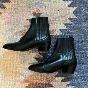 Boots - Svarta stövletter med spetsig tå från Zara. Sparsamt använda i mycket bra skick!