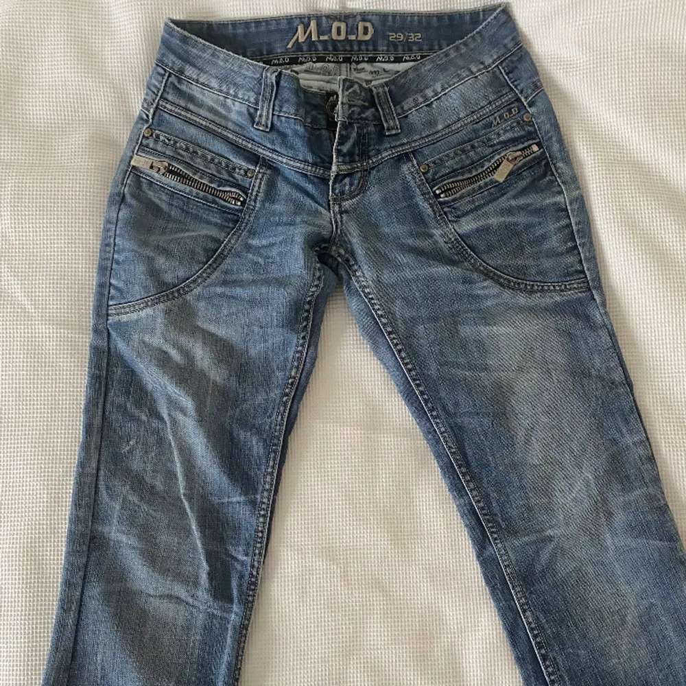 Supercoola raka/straight, lite baggy jeans med fickor och dragkedjor! Lågmidjade! Strl 29/32. Jeans & Byxor.