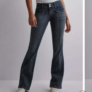 Säljer dessa low waist jeansen från Nelly då jag har två par. Storlek 34 men skulle nog även passa 36 då de är stretchiga. Jättebra skick och slutsålda på hemsidan. Nypris 699kr 💗