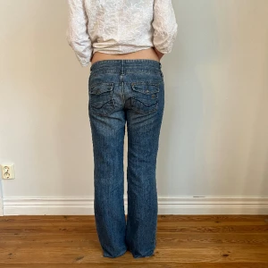 Lågmidjade jeans  - Midjemått( rätt över): 40cm Inerbenslängd: 76cm   Köp gärna via ”KÖP NU” Jag är 170 cm, inga defekter 💕 
