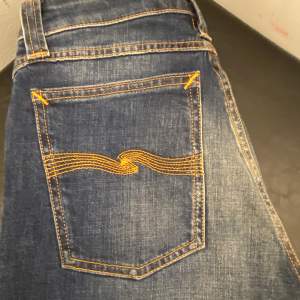 Nudie jeans strl 27/32. Skick 8/10✔️ Nypris: 1600kr  Vårt pris: 399kr