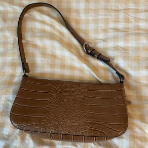 Axel väska  - Den är riktig fin och ganska lagom stor Axel väska. Den passar till alla kläder och den är riktig skön att använda. Har använd den 3 gånger så det är inget fel på den den är som ny. 