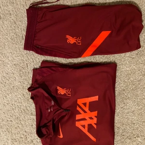 Liverpool tracksuit - Äkta Liverpool tracksuit köpt från liverpools hemsida för ca. 1600kr när den var ny. Storlek L bra kvalite. Oanvända