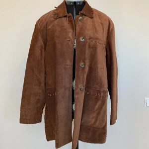 Mockajacka - Cool jacka i mocka/suede köpt second hand  för 600kr. Passar snyggt oversize på den som bär storlek S-M. 