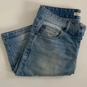 Jeansshorts - Jeansshorts Size S. Measurements: Waist 42cm - Outseam 54cm - Inseam 30cm - Leg opening 21cm