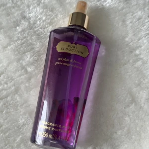 Victorias Secret Pure Seduction - Bodymist från Victorias Secret- ”Pure Seduction”, plommon & freesia blomma. Gammal, men luktar gott och håller helt okej. Pris: 35 kr. 