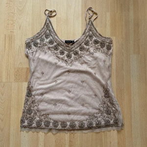Linne med pärlor - Enligt mig ett mycket coolt linne som kan passa till det mesta. Alla pärlor sitter där dom ska och toppen är i superskick. Säljer för att den var för stor. Skulle säga att den sitter mer som en M än XL men det kan nog vara lite olika. 👍💥