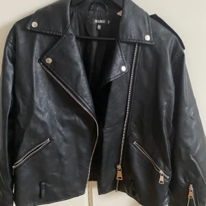 Missguided jacka i skinnimitation - Varan är i gott skick Materialet är otroligt jämfört med andra jackor i skinnimitation 