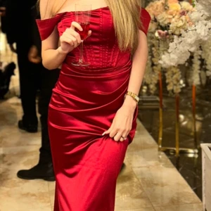 Röd bal klänningen  - Röd balklänning använt en gång och är helt ny ingen skadad 