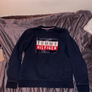 Tommy Hilfiger tröja - Marinblå Tommy Hilfiger tröja♥️ Storlek: S ♥️♥️♥️