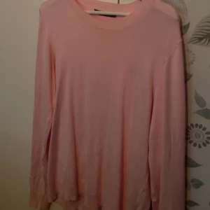 Fin stickad tröja - säljer en jätte fin rosa fin stickad tröja!! storlek L men passar mer en M🩷 pris går att diskutera mindre!!