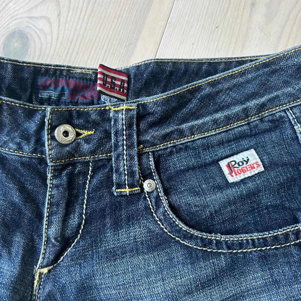 Sjukt snygga lågmidjade jeans från Ray Rogers, köpte second hand i Amsterdam men använde aldrig för de var för små :/ I jätte bra skick! . Jeans & Byxor.