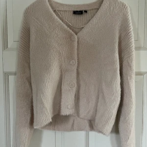 Stickad kofta  - Stickad kofta.  Väldigt bra skick. 