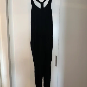 Jumpsuit  - Använd någon gång, mycket bra skick. Tunn och luftig 