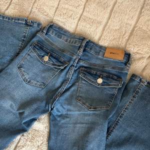 ett par Gina jeans från barn avdelningen!! Som ni ser på 3 bilden så har en kant gått ner men man kan säkert stryka den!! De är väl andra!! Pris kan diskuteras vid snabbt köp!! Tryck inte på köp nu!! Köparen står för frakten!