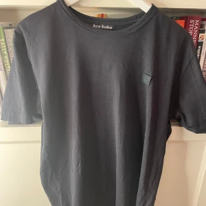 Acne Studios - T-Shirt - Svart T-shirt från Acne Studios i utmärkt skick. | 9/10. Oversized fit. Storlek S men mer som M. Lite stor för min smak och är 177+70kg. |Passar perfekt till vilken outfit som helst. Originalpriset är 1500kr💰