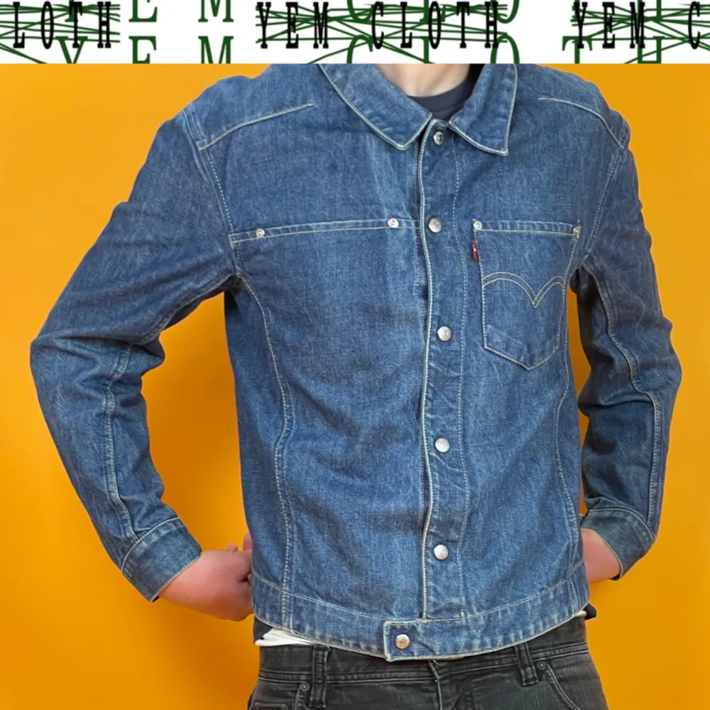 Levis Engineered jeans jacka *sällsynt* Storlek M Mått och fler bilder skickas vid intresse  Dogtags medföljer varje beställning. Jackor.