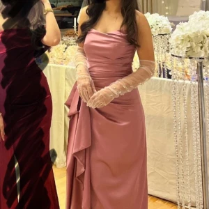 Klänning  -  Jag är 160cm och på bilden har klackar som var 9.6 cm 