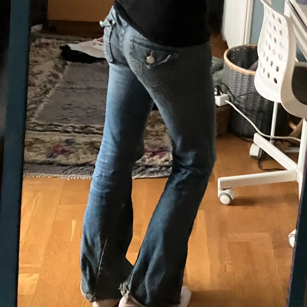 truereligion jeans som är lite för stora för mig, slitna där nere men ingen man lägger så mycket märke till. Jeans & Byxor.
