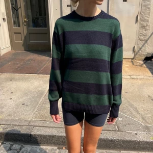 Stickad tröja - Säljer nu min populära stickade tröja från brandy Melville, då den tyvär inte kommer till användning. Tröjan är aldrig använd och i nyskick!❤️Köpt för ca 400kr + frakt på brandy melvilles hemsida.