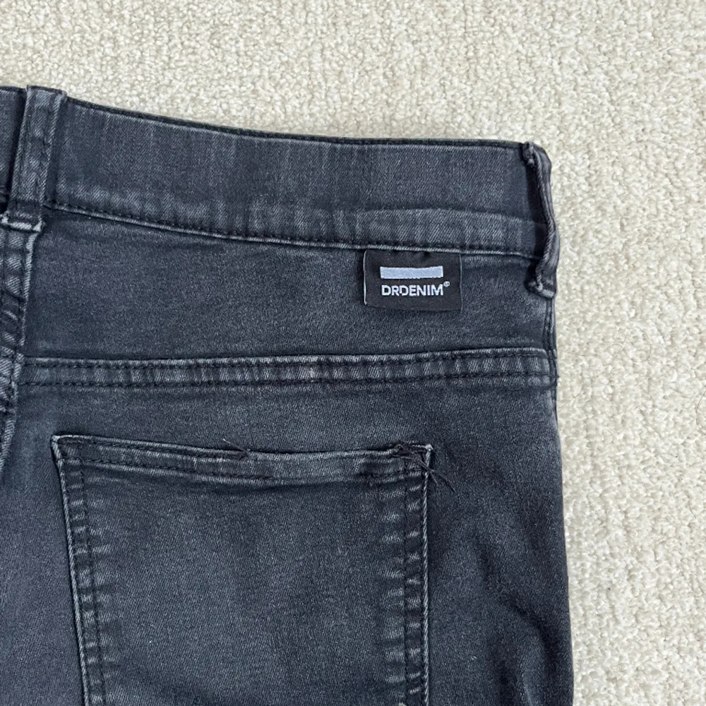 Svarta bootcut jeans / flared leg, midrise.  Väldigt långa, de är modell ”tall”, jag är 163. Står ingen storlek men skulle säga att de nog passar s och m . Jeans & Byxor.