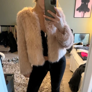 Rosa pälsjacka  - Såååå fin rosa pälsjacka!💞