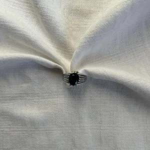 Ring - Silvrig ring med svart pärla