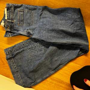 Säljer ett par blåa jeans med utsvängda ben, fickor både fram och bak. Storlek 27 från &other stories, är i stretch. Bra skick och använda få gånger! Sitter fint och smickrade på.