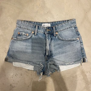 Jeans shorts - Säljer ett par jeans shorts från zara då dom inte passar längre.