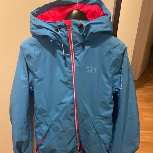 Helly Hansen skidjacka  - Säljer min skidjacka från Helly Hansen i storlek m men den är liten i storleken så fungerar för både s och m! 