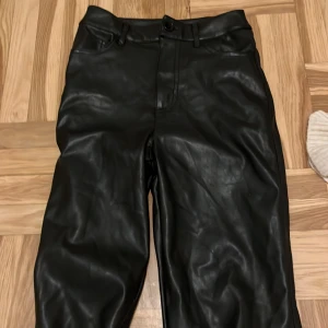Skinnbyxor - Ej äkta skinn. De är köpte på bikbok för 599kr. Knappen sitter lite löst med den går defenetivt att använda. Det stora ut på bilden men passar S/M
