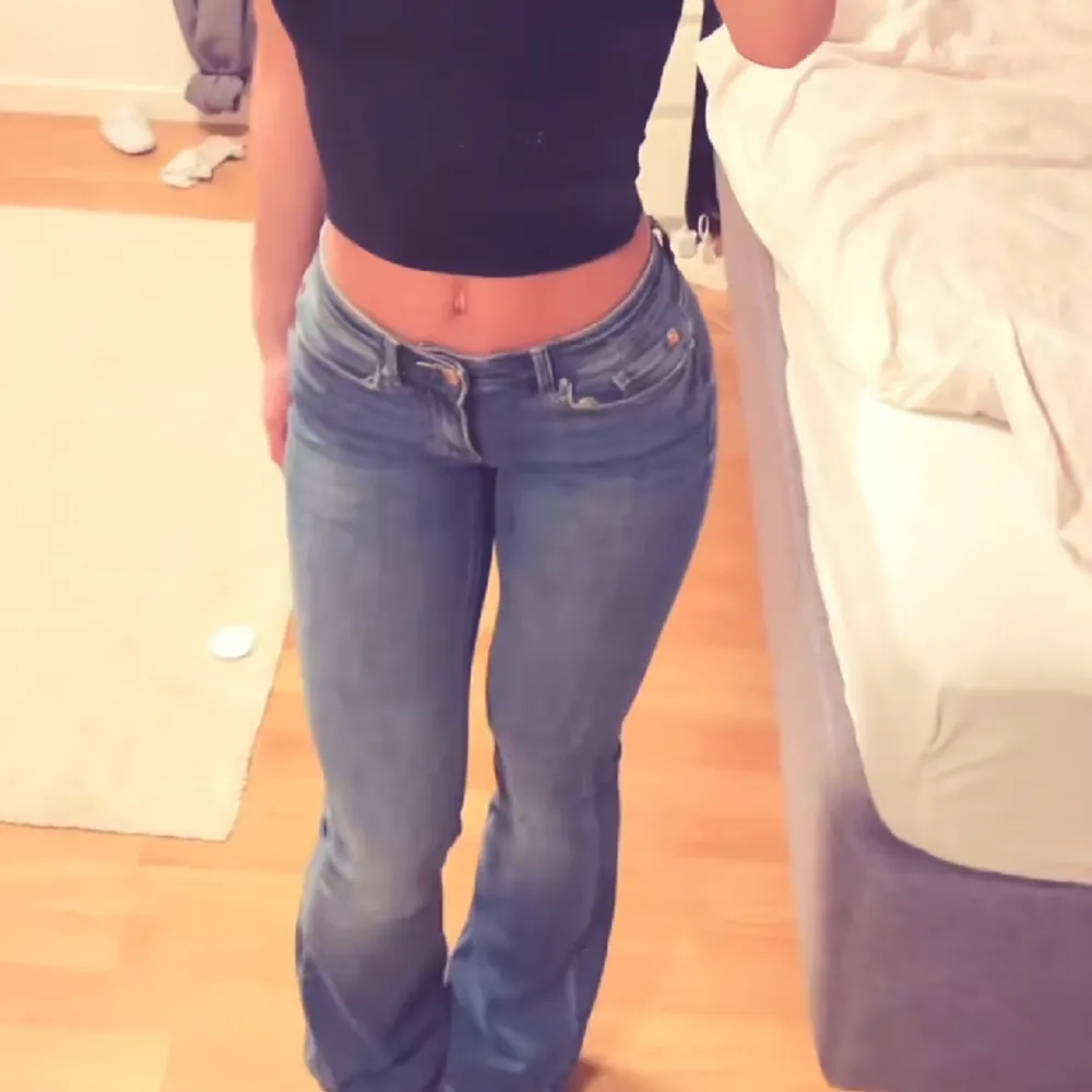 Säljer dessa snygga mid rise bootcut jeansen från Vero Moda 💕 Skitsnygga, fint skick, be om egna bilder 💓. Farkut & Housut.