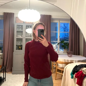 Vinröd stickad tröja  - Från Gina Tricot, storlek XS. 