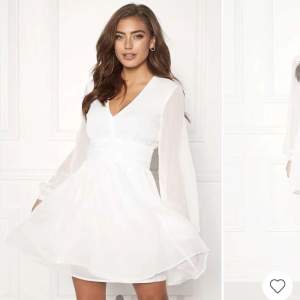 Säljer denna super fina klänning som använts en gång. Den är som ny och köptes för 700kr