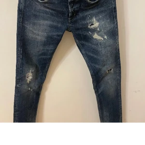 Dondup jeans  - Säljer mina Dondup jeans i modellen george i storlek 32. Mycket bra skick.  Bara att höra att höra av sig vid frågor eller fler bilder!