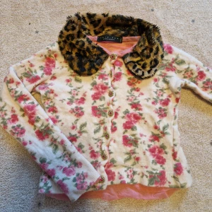 Vintage stickad topp  - Angora och ull kofta med knappar :) Så fint skick passar så bra med jeans eller ljus kjol. Fodrad. kommer med en extra knapp. så mjukt tyg.