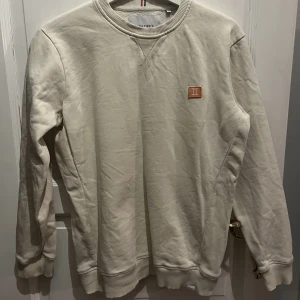Les Deux tröja säljes - Säljer min Les Deux tröja som endast är använd några få gånger.  Storlek s och tröjan är i beige färg. 