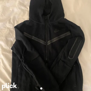 Nike tech fleeze - Svart Nike tech som inte kommer till användning, liten i storleken. Kontakta gärna innan köp.