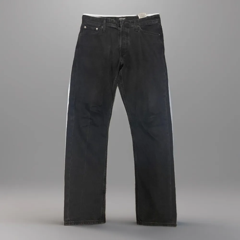 Loose fit Svarta Jack & Jones jeans, använda ett par gånger säljer nu pga att de blivit för små, hör av dig vid intresse! 😊. Jeans & Byxor.