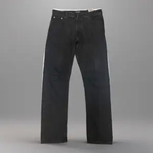 Loose fit Svarta Jack & Jones jeans, använda ett par gånger säljer nu pga att de blivit för små, hör av dig vid intresse! 😊