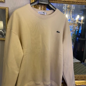 Lacoste sweatshirt - Helt ny Lacoste tröja i storlek xl men passar även large. Säljer den pågrund av att den var för liten. Pris går att diskuteras