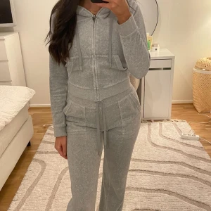 Juicy Couture - Bra skick, storlek S, skriv för fler bilder. Säljer både byxor & kofta för 500 kr.   Nypris: 2498 kr