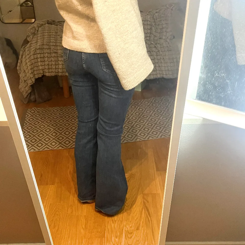 I bra skick. Midwaist/lowwaist. Midja: 35cm tvärs över innerben: 80cm  Köp görs via köp nu funktionen ❣️. Jeans & Byxor.