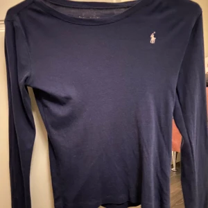 polo ralph lauren - Snygg marinblå långärmad tröja från ralph lauren! Vet inte riktigt storleken, skulle säga att den sitter som en XS 💙