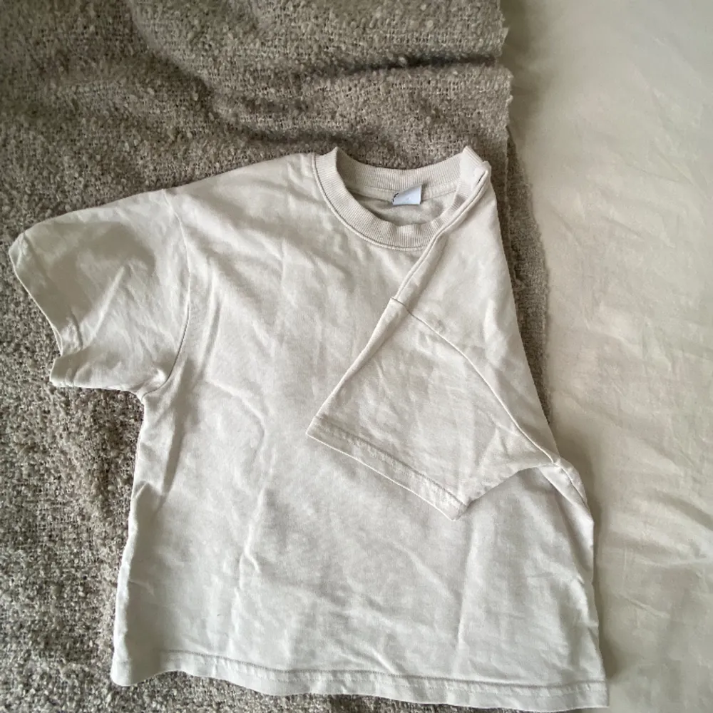 Snygg beige t-shirt som tyvärr är lite liten. Den är bekväm och ser oanvänd ut. . T-shirts.