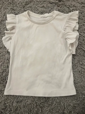 Volang tröja från shein✨ - En jätte fin vit volang tröja ifrån shein!! Tyvärr för liten för mig😊💗 