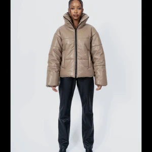 LXA FAUX LEATHER JACKET - Endast provad  Väldigt stor i storleken, jag har vanligtvis S/M men passar mig bra.  Nypris 1600