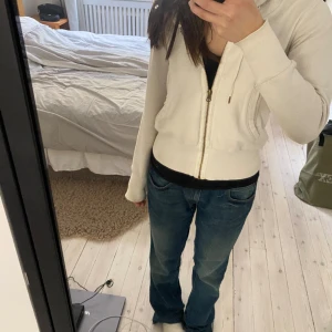 Vit zip up - Jättesöt vit puma zip up som inte kommer till användning. Den har en liten fläck på insidan som inte syns när man har på sig den. 