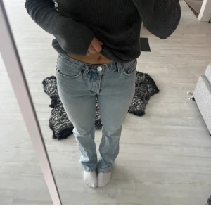 Blåa mid/high waist jeans  - Säljer dessa super fina jeans eftersom att de inte passar mig. De är ifrån zara, har ett hål på knäet och är storlek 36. (Inte mina Bilder). Kontakta för fler frågor💕💕